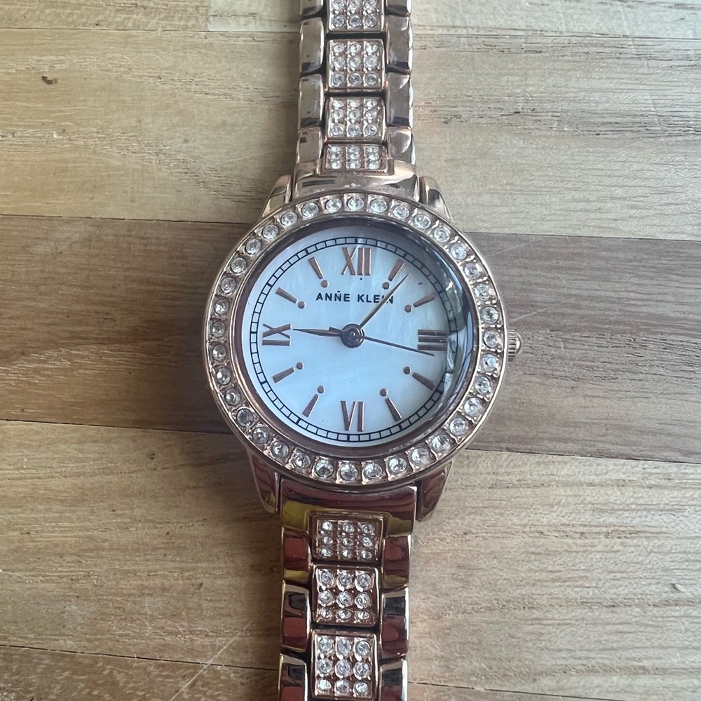 Anne Klein ladies rose gold tone fashion watch NEW BATTERY